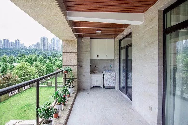 阳台蝴蝶视频app污版下载如何选，美观或安全？
